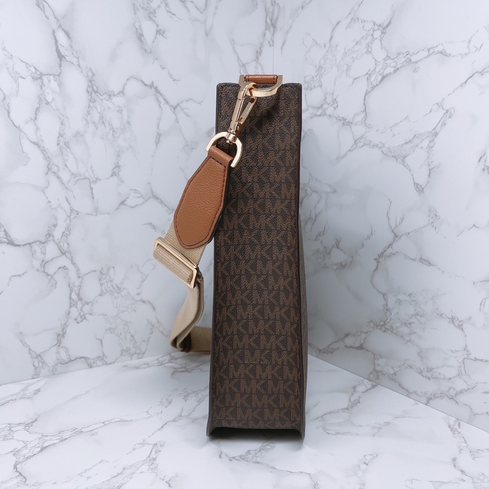 Michael Kors Briley Large Messenger - Picture 2 of 7